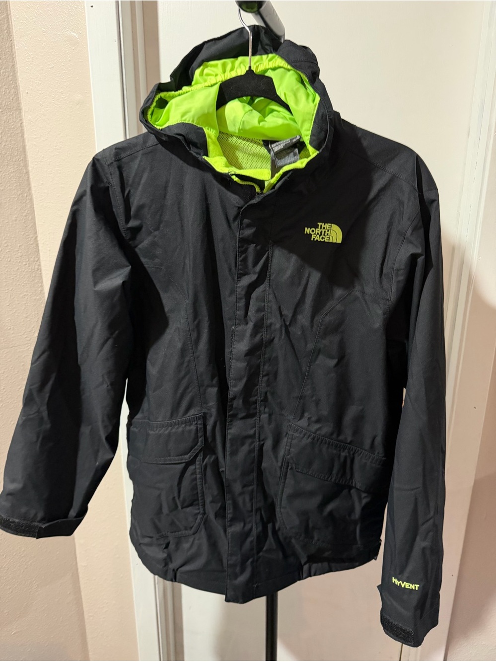 The North Face HyVent Boys Large (14/16) Hooded Waterproof Jacket Black & Neon G